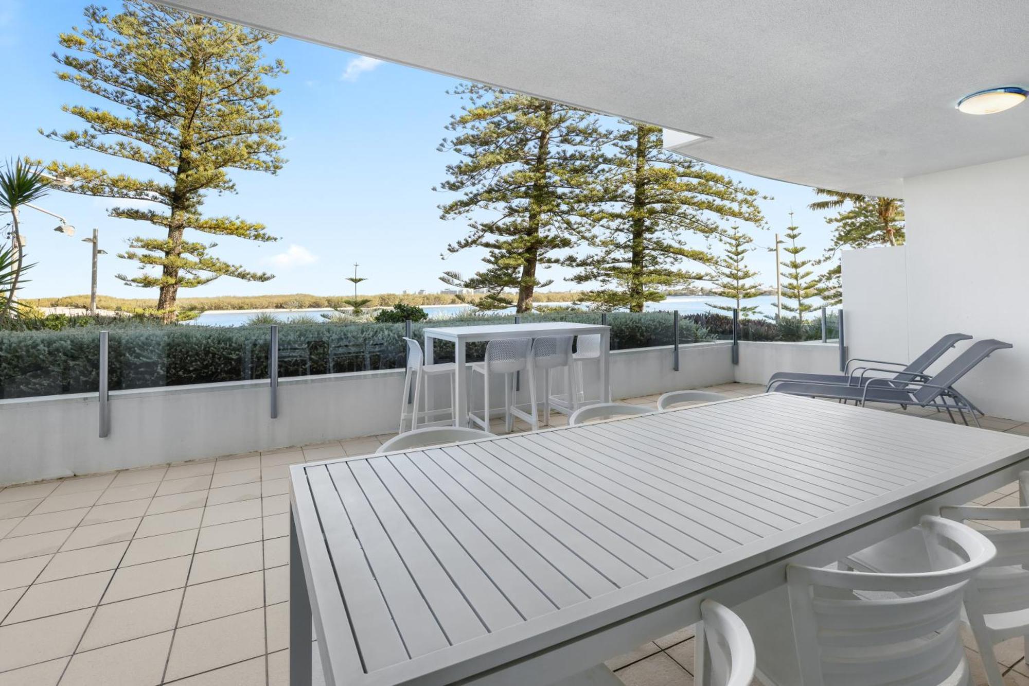 Rumba Beach Resort Caloundra Extérieur photo A balcony at a resort