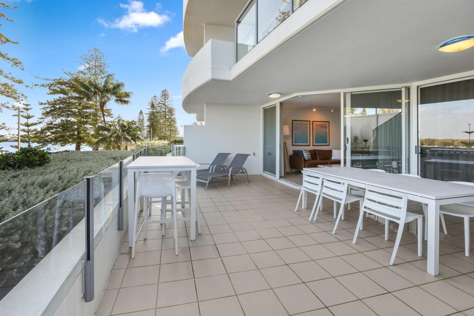 Rumba Beach Resort Caloundra Extérieur photo A balcony
